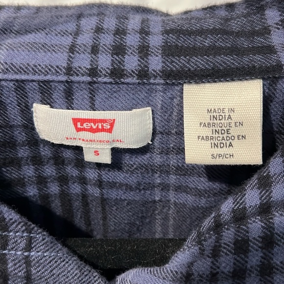 Levi's Women's Navy Blue Maple
Utility Plaid Cropped Flannel size Small - Picture 5 of 6